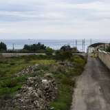 La strada � leggermente in salita e ci permette cos� di vedere il mare dall'alto